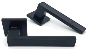 Ручка дверная KEDR R21-810 MBP/BL (чёрный матовый/чёрная вставка) в ракурсе