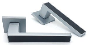 Ручка дверная KEDR R21-810 MCP/BL (матовый хром/чёрная вставка) в ракурсе